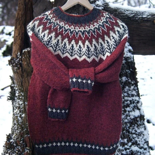 Saar – Warm Sweater with Classic Shoulder Design